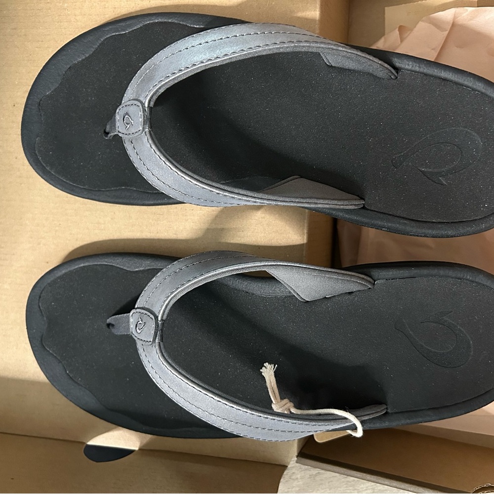 OluKai 'Ohana Pewter and Black Sandals